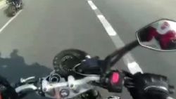 Virajı alamayan motosiklet sürücüsü bariyere girdi