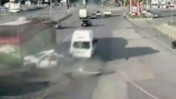 Hatay'da freni patlayan otobüs 6 araca çarptı
