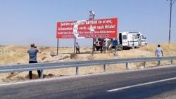 Mersin'de vatanı böldürmemeye yeminliyiz tabelası asıldı
