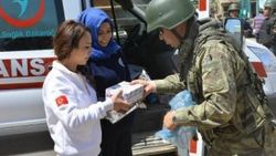 Mehmetçik kendilerine gönderilen malzemeleri halka dağıttı