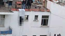 Kendini binanın çatısına astı