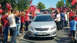 Türk bayraklarıyla Vatan Caddesi’ne akın ettiler