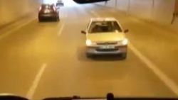 Vecdi Diker Tüneli'nde geri geri giden otomobil