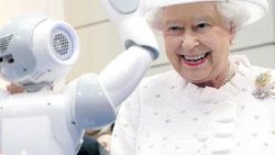 Kraliçe Elizabeth'i Almanya'da robot karşıladı
