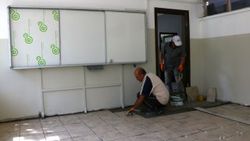 Okulu sıvasından boyasına öğretmenler yapıyor