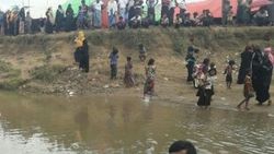 Arakanlılar Bangladeş'e sığınmaya devam ediyor