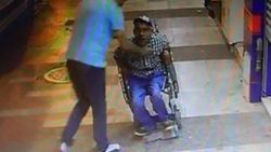 Yürüme engelli kişiye sokak ortasında darp