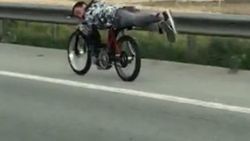 120 kilometre hızla giderken motosikletin üzerine yattı