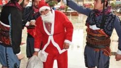 Aydın'da Noel Baba'nın başına silah dayadılar