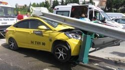Kadıköy'de taksi bariyerlere çarptı:1 yaralı