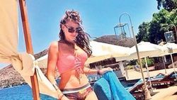 Serenay Sarıkaya bikinili görüntülendi