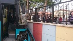 Bursa'da halk otobüsü okulun duvarına çarptı