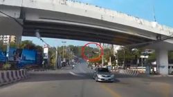 Kaza yapan motosikletli viyadükten düşerek öldü
