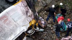 Meksika'da otobüs köprüden uçtu: 20 ölü