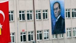 Çirkin bulunan Atatürk posteri okul duvarından indirildi