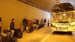 TEM'de bir yolcu otobüsü önünde duran kamyona çarptı