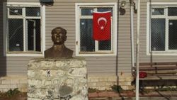 PKK yandaşlarından Türk bayrağı ve Atatürk büstüne çirkin saldırı