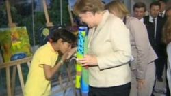 Suriyeli mülteci çocuk Merkel'in elini öptü