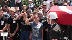 Helikopter kazasında şehit olan anne-babaya veda