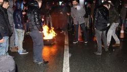 Artvin'de bir grup lastik yakıp yol kapattı