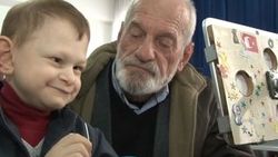 Torununu böbreğiyle hayata bağladı