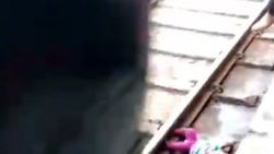 Hindistan'da tren raylarından mucize eseri kurtulan bebek