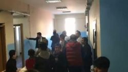 Okulda öğretmenlerle sağlıkçılar tekme tokat kavga etti