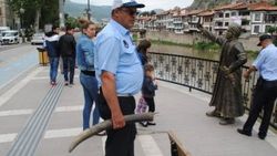 Selfie çeken şehzade heykelinin kılıcı yine kırıldı