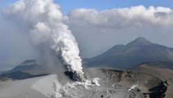 Japonya'daki Shinmoedake Yanardağı harekete geçti