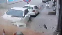 Çöken binanın altında kalmaktan saniyelerle kurtuldular