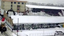 Biga'da kapalı pazaryerinin çatısı çöktü