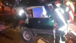 Kamyona çarpan otomobil ikiye bölündü: 1 ölü, 1 yaralı