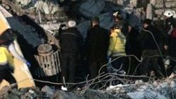 Bina yıkımında kepçe operatörü enkaz altında kaldı