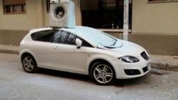 Park edilmesine kızdığı aracın üzerine çamaşır makinesi attı