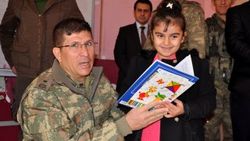Terör mağduru öğrencilerin karnelerini komutanlar dağıttı