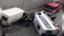 İstanbul’da minibüs alt geçide uçtu