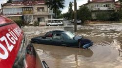 Afyonkarahisar'da yağmur hayatı felç etti