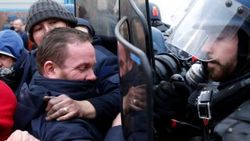 Fransa'da grevdeki gardiyanlara polisler müdahale etti