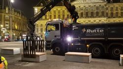 Amsterdam'da meydanlara beton bloklar yerleştirildi