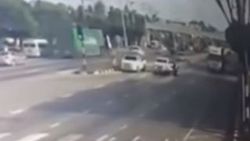 Örümcek adam, arabanın çarptığı motosikletçiyi kurtardı