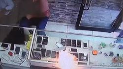 Telefon bataryasının patlama anı - İzle