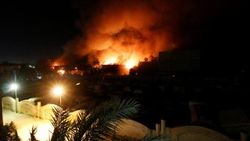 Irak Basra'da kamu binaları kundaklanıyor