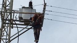 Çıktığı elektrik direğinde akıma kapılıp öldü