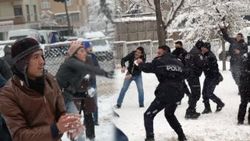 Çevik kuvvet ile vatandaşın kartopu savaşı - İzle