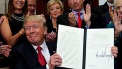 Trump'tan Obamacare'e kesik