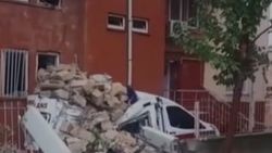 Adıyaman'da cami minaresi ambulansın üzerine devrildi