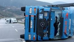 İskenderun'da şiddetli fırtına nedeniyle 2 TIR devrildi