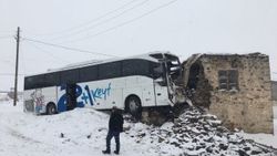 Yolcu otobüsü eve girdi: 3 yaralı