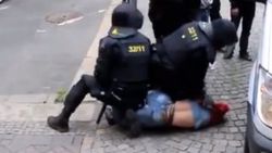 Alman polisi göstericiyi yerlerde sürükledi