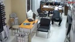 Kasklı saldırgan güvenlik kamerasında